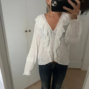 Zara blus  - Jättefin blus från zara!! Den är i nytt skick förutom att de är ett litet hål (se bild 2) men som går att sy ihop enkelt🙌🏼