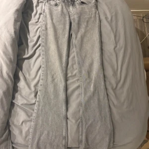 Grå bootcut jeans XXS från lager 157 - Lager 157 jeans low boot i färgen grey. De är i storlek XXS full. Inget fel på dom passar mig bra i längden, jag är ca 167. Knappt använda.