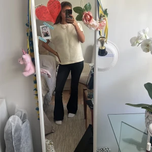 Beige ärmlös tröja från Zara - Superfin beige tröja från Zara i mjukt material. Den har en boxig passform, rund halsringning och är ärmlös med breda axlar. Perfekt att styla med jeans eller kjol för en clean look. Materialet känns fleece-liknande och är riktigt skönt mot huden.