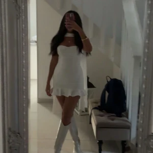 Vit klänning - Säljer denna klänningen, bara använd 1 gång och är i storlek 8 vilket motsvarar S men är liten i storleken och passar även XS, säljs för 120kr🤍