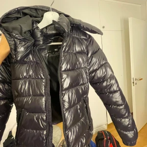 Svart pufferjacka  - Säljer denna jacka från lager 157, storlek XS. Använd ett fåtal gånger, bra skick på jackan 😊💕