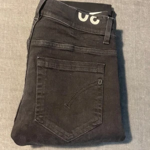 Svarta dondup George  - Säljer ett par feta dondup jeans, perfekta för en stilren look i vardagen! Köpte dessa helt nya från northorizon, men de var tyvärr för små. Så vill nu få sålt dom ganska snabbt för att slippa skicka tillbaka. Det är storlek 30 waist, vet dock inte längd men jag är 185 och de är för korta för mig! Jag har även ett par likadana i en blå färg, ni kan få båda för ett bättre pris!