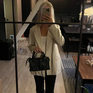 Svart handväska - Säljer denna populära handväska. Minns inte helt vart jag köpte den men är i gott skick. Tyvärr hittar jag inte det långa bandet så det ingår inte.