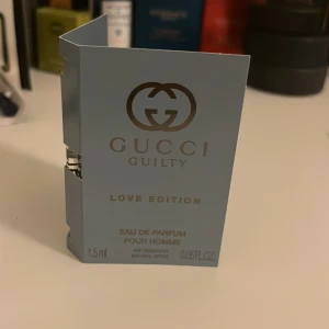 Gucci Guilty Love Edition sample - Testa Gucci Guilty Love Edition Eau de Parfum Pour Homme i smidig 1,5 ml storlek. Perfekt för dig som vill prova något nytt och exklusivt från ett av världens mest ikoniska modehus.