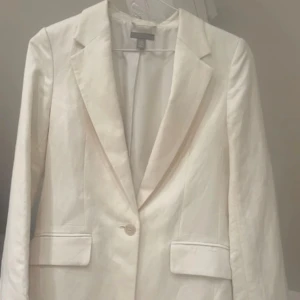 Vit linnekavaj från H&M - Snygg vit/creme färgad kavaj i linne från H&M i oversize passform. Aldrig använd🌸