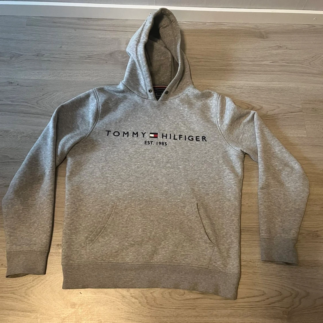 Grå hoodie Tommy Hilfiger M