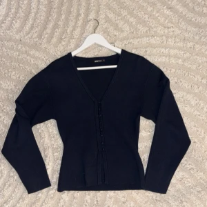 Shaped knitted cardigan - Sjukt snygg tröja ifrån Gina som tyvärr ej kommer till användning, använd väldigt få gånger är i väldigt fint skick. Skriv vid fler bilder eller funderingar🥰