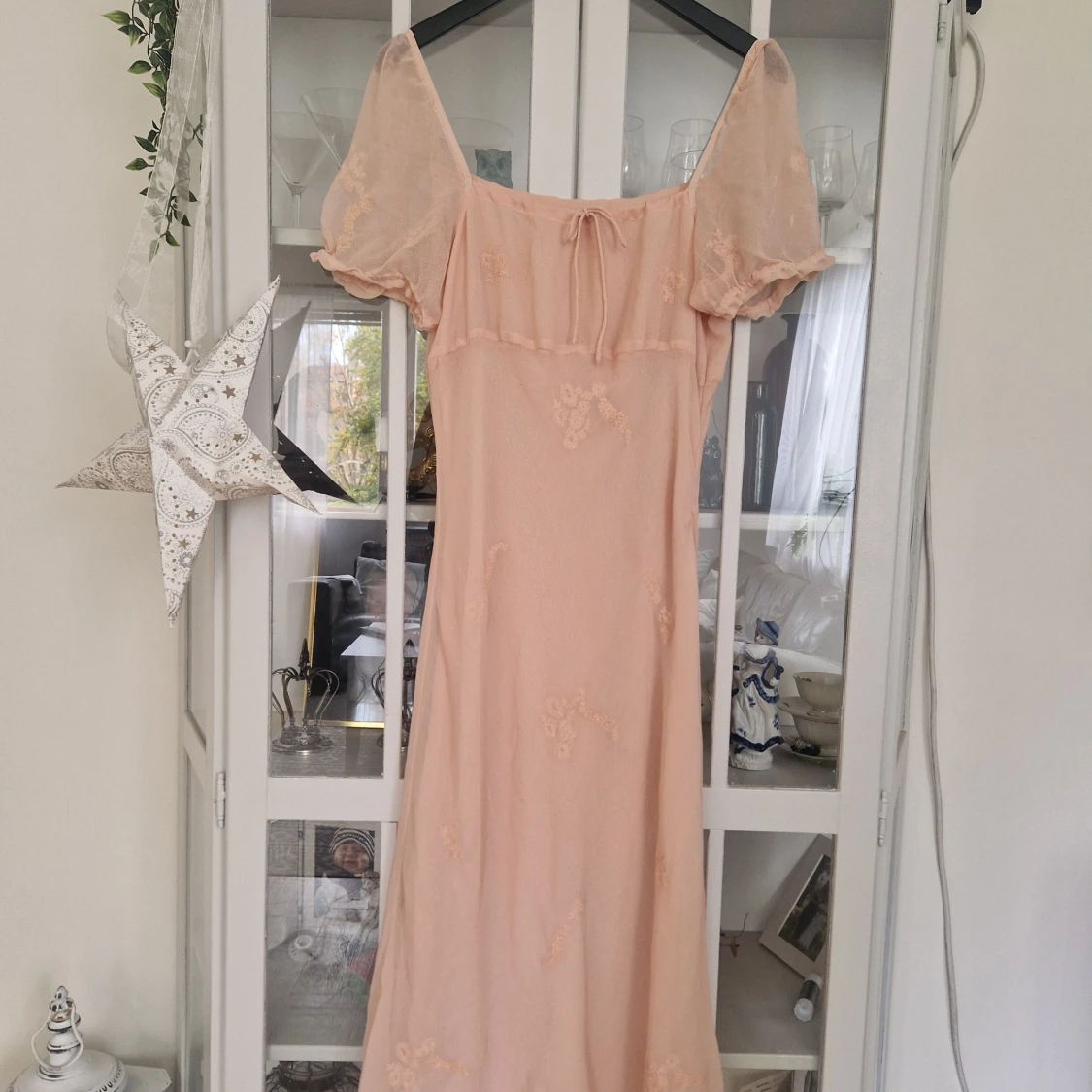 Ljusrosa långklänning med puffärm