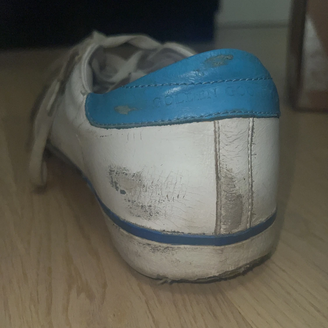 Golden Goose vita sneakers med blå detaljer - 1