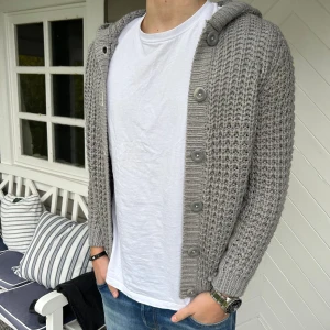 Cardigan Kofta - Säljer nu denna snygga cardigan/koftan med luva stickad! Den är knappt använd i grymt material! Modellen på bilden är 1,83 och väger 73kg och som ni ser är den för liten! Hör av dig vid någon vidare fundering!🤝