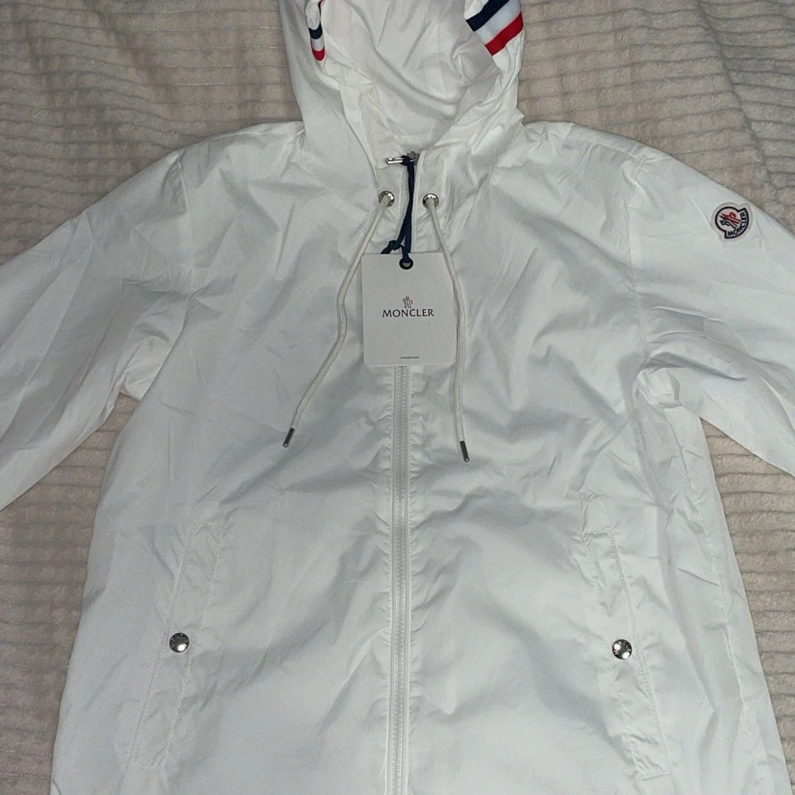 Moncler vind Jacka med huva.