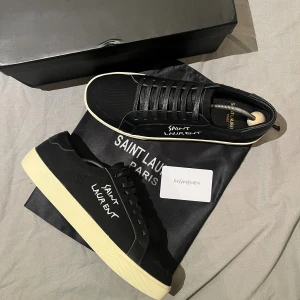 Helt nya Saint Laurent skor  - Ett par helt nya svarta Saint Laurent skor som är perfekta för vintern och hösten och perfekta för dom som vill gå runt i riktig stil 😁✨