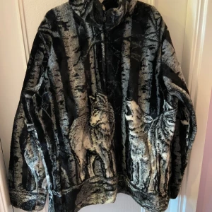 Vintage wolf jacket - varg jacka  - Vintage unik vinter / höst jacka  Super mjuk , som en filt på utsidan  XXL  Nyskick Den har fickor   (passar snyggt som  oversized) Made in finland , varm  