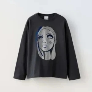  Svart långärmad tröja med tryck från Zara❤️ -  Svart långärmad tröja med tryck i storlek 152😊 i superbra skick för jag har bara använt två gånger! Kontakta gärna om ni har några frågor eller prisförslag❤️