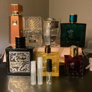 Mix av populära herrparfymer 2/3/4 ml - Samling med flera trendiga herrparfymer från märken som Lattafa, Versace och Paco Rabanne. Perfekt för dig som vill testa olika dofter och hitta din favorit. Flera flaskor och samples ingår. Volymer och ingredienser varierar mellan flaskorna.