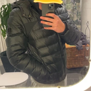 Puffer Jacket från Calvin Klein  - Säljer denna riktigt feta puffer jacket’n från Calvin Kline som är perfekt nu till vintern!Säljer pga att den aldrig kommer till användning! Storlek: M passar även S! Skick: 9/10! Pris: 699! Priset är ej hugget i sten