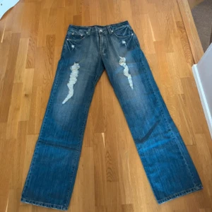Jeans med revor - Coola jeans med revor. Döskallar på fickorna!