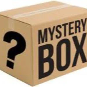 Mystery Box - En spännande Mystery Box fylld med hemlig fotbollströja! Innehållet är okänt och kan  innehålla allt från fotbollströja , träningströja. Perfekt för dig som gillar överraskningar. Skick och märken varierar. Chansa och hitta din nya favorit tröja 