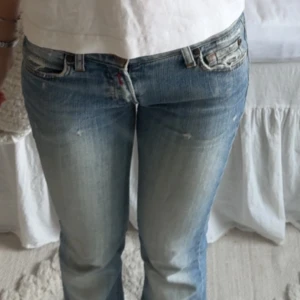 Replay jeans - Lågmidjade replay jeans💖 Säljer dem eftersom de blivit lite förtajta i rumpan. Midjemått 38, innerben 80😛 Skicka prisförslag