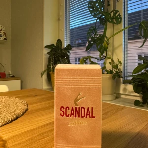 Scandal Eau de Parfum - Säljer min ikoniska parfym Scandal från Jean Paul Gaultier🩷! Riktigt lyxig förpackning och trendig design och populär doft! Sparsamt använd. Supergod doft, men säljer då jag inte tål den längre:( Uppskattar att det är ca 25ml kvar🫶🏼ordinarie pris: 889kr