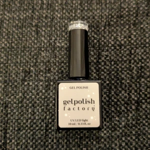 Gellack, gel polish, kräver uv-ledlampa - Gel polish factory. Second best (glitter silver). Formulan är tjock och konsistensen ska vara så. Oanvänd. 