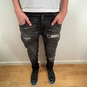 Jeans med slitningar  - Ett par riktigt feta jeans med slitningar! Stl:158, skador: ett hål på ena benet som syns tydligt på bilderna.