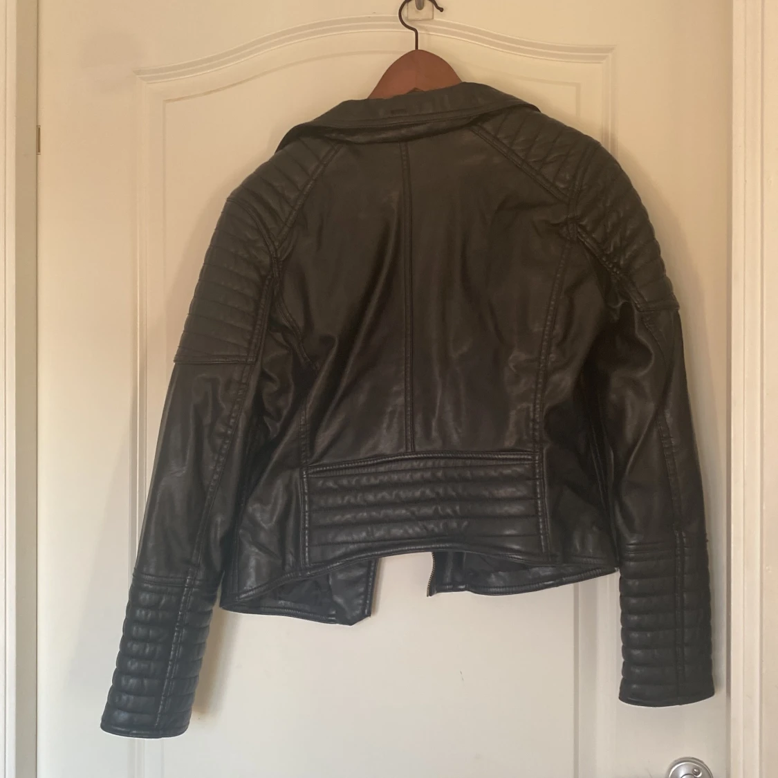 Svart skinnjacka från H&M, stl 40 - 1