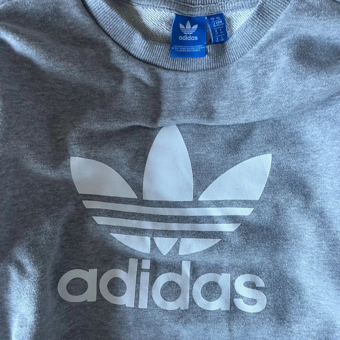 Grå och ljusblå Adidas sweatshirt - 1