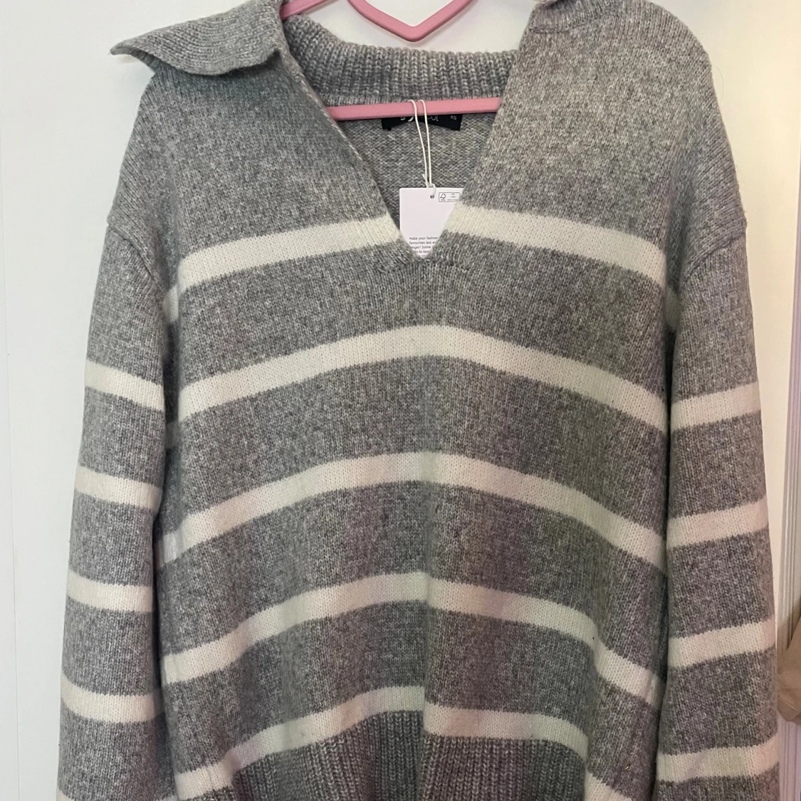Gråvit randig stickad tröja V-ringad - 1