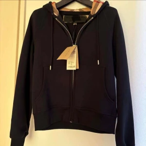 Burberry kofta - B tröja med dragkedja, helt ny, bra skick. Går ner i pris vid snabb affär☔️