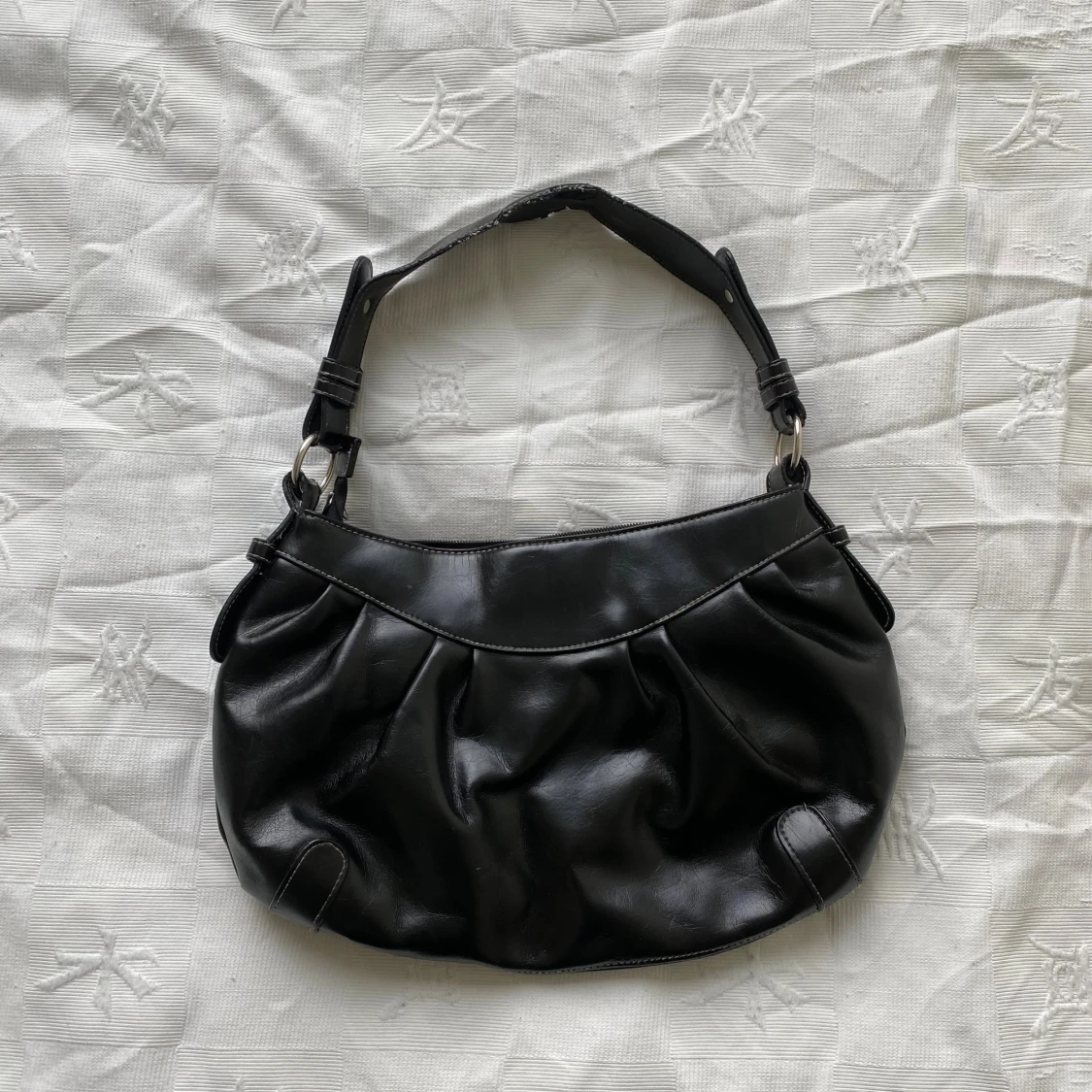 Svart axelväska i skinn med detaljer - 2