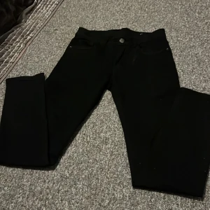 Svarta skinny jeans med hög midja - Hej säljer mina svarta skinny byxor då dem sitter för små för mig. Använda ungefär 10 gånger för att ja tycker dem sitter för smått på mig. Finns så man kan ha ett bälte runt. 