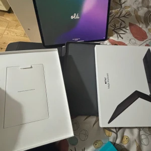 iPad Pro + Magic Keyboard - Säljer en Apple iPad Pro i nyskick med Magic Keyboard. Skärmen och baksidan är repfria, inga synliga skador eller slitage. Levereras med originalkartong och tillbehör. Perfekt för arbete, studier och kreativitet. Startskärm och tillbehör medföljer.