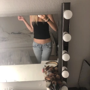 Ljusblå bootcut jeans  - Säljer ett par ljusblå bootcut jeans med knappar på fickanoch låg midja. Jeansen är ljusblåa och helt nya inte använt dom för de sitter inte så bra på mig som ja skulle ha viljat,Storleken är 34 skriv för mer info💓💓