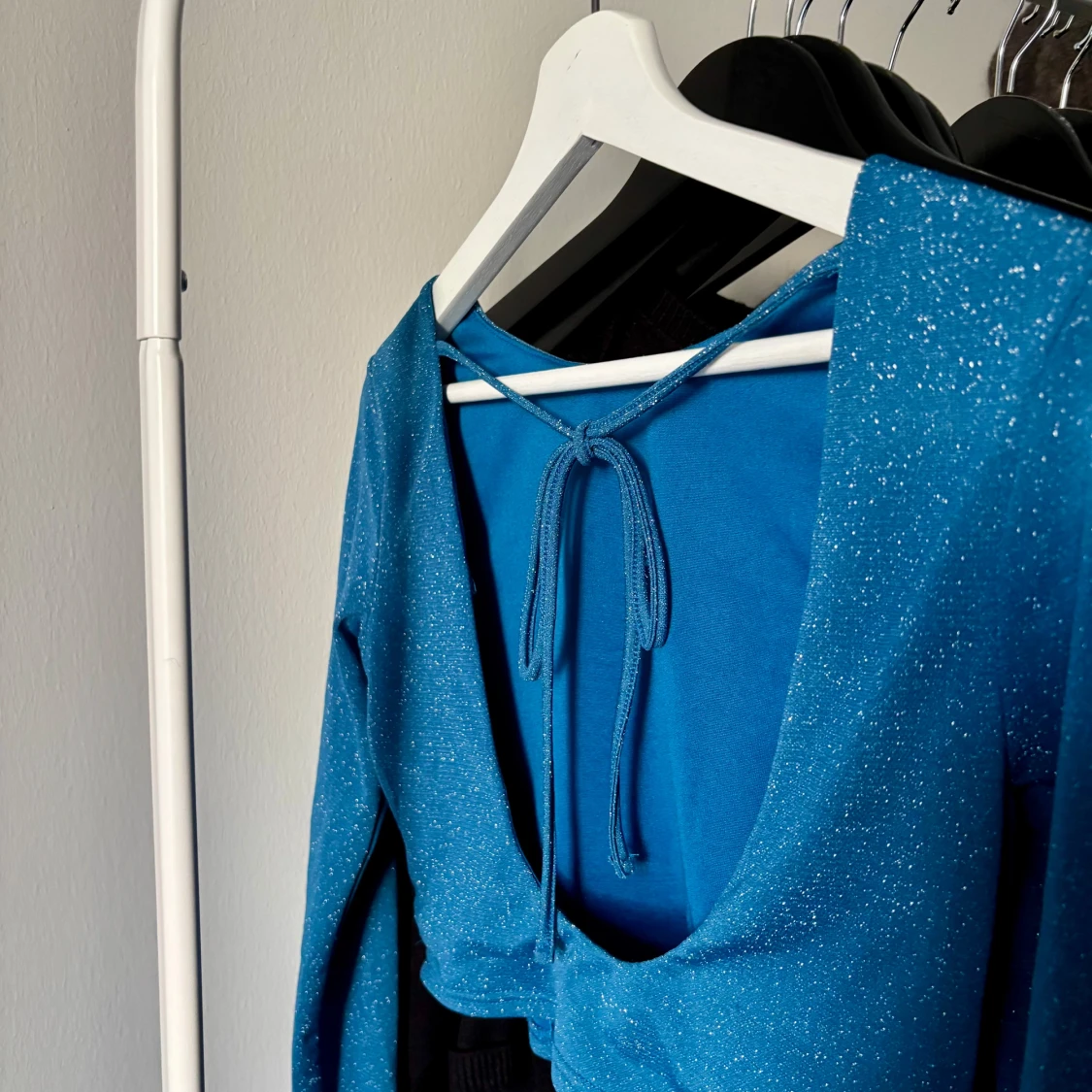 Blå glittrig topp från NA-KD - 1