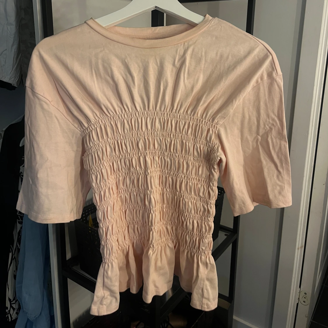 Ljusrosa smockad topp 