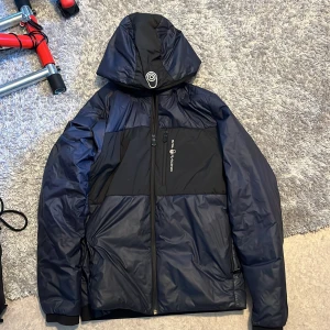 Sail Racing jacka - Säljer nu min jacka då den har blivit för kort för mig. Jackan har ett litet hål i högra ärmen men utöver det har den inga defekter. Jackan är i storlek L och det är bara att höra av dig om du har frågor. Priset är ej hugget i sten!