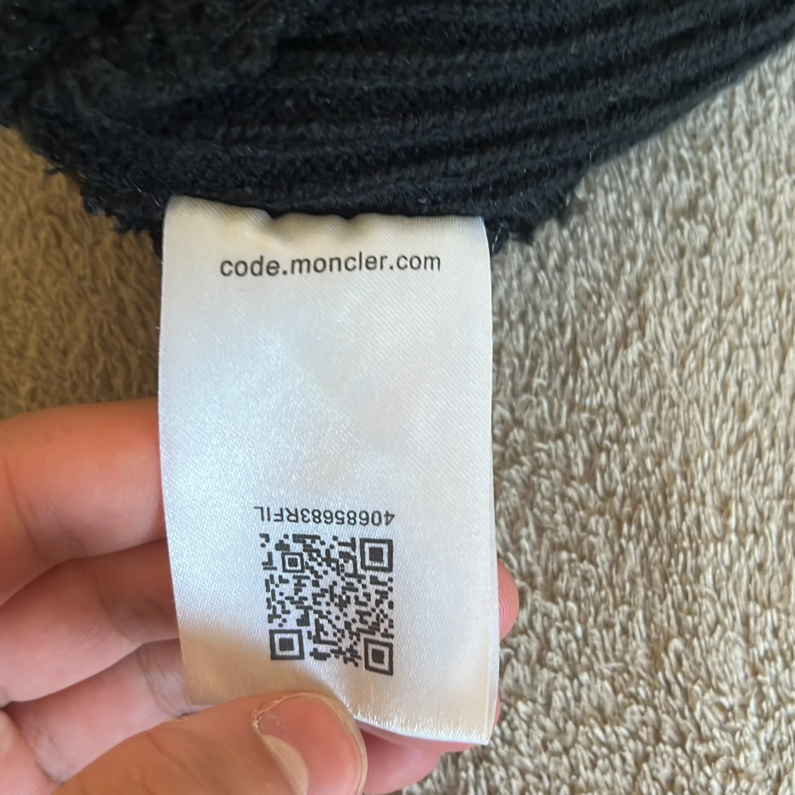 Svart ribbstickad mössa från Moncler - 3