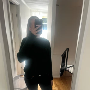 Mörkgrön stickad tröja - Säljer en mörkgrön stickad tröja med rund hals och långa ärmar. 