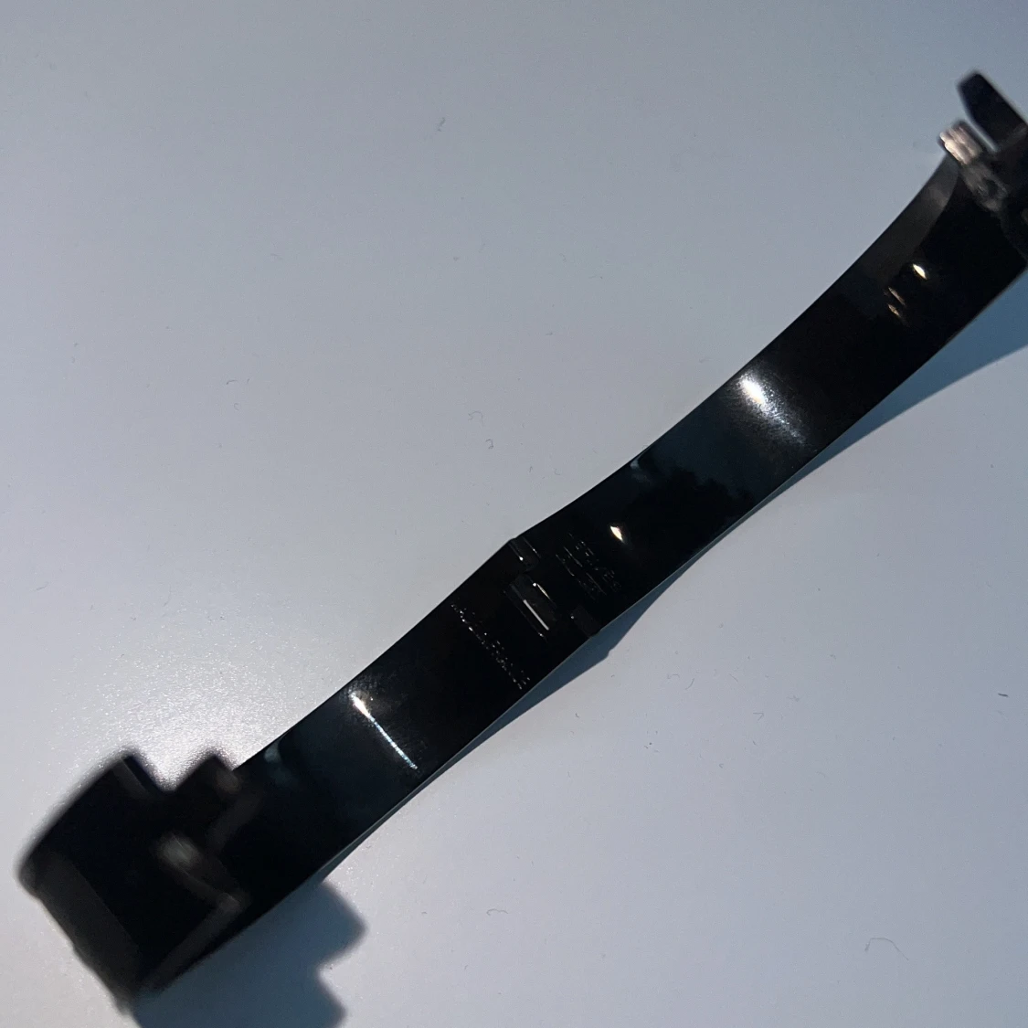 Svart armband i metall - 1