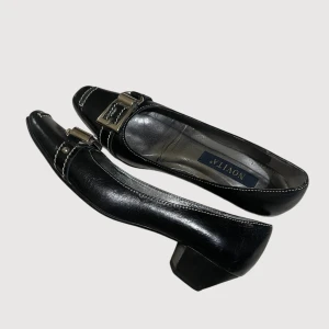 Klackskor i skinn från Novita - Superfina, vintage klackskor från Novita. Äkta skinn. Tillverkade i italien. Använda men fint skick. Snyggt spänne fram. Storlek 39