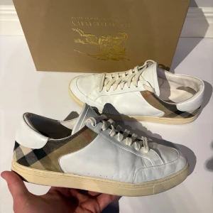 Burberry Skor - Ett par riktigt snygga och stilrena burberry skor i bra skick, perfekta till sommaren! OG box medföljer. Storlek 43, sitter som 44-44,5. Hör av er vid frågor!OBS: priset är inte fast så kom med förslag!