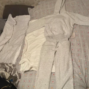 Ljusgrå hoodie från 157, XS - Mysig ljusgrå hoodie från 157 i storlek XS. Tröjan har huva, magficka och ribbade muddar. Perfekt för chill dagar eller när du vill vara extra bekväm. Tillverkad i mjuk bomullsblandning.