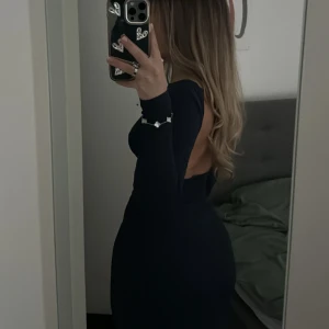 Marinblå långklänning från Gina Tricot - Lång och öppen rygg💙