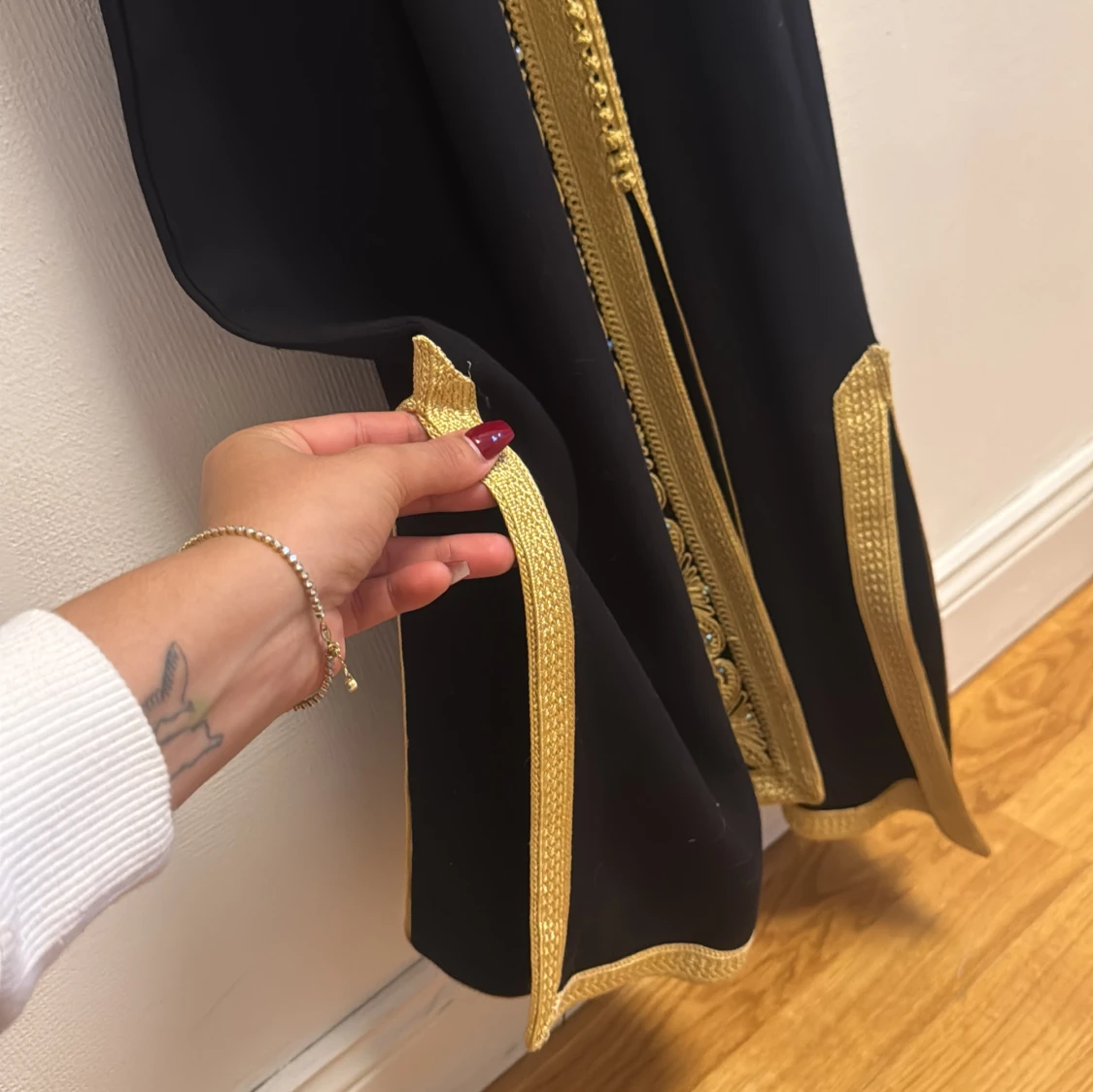 Svart långklänning med guld brodyr - 3