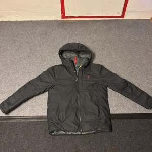 Ralph Lauren jacka - Tja! Säljer nu denna överfeta Ralph lauren jacka eftersom att jag nu söker en vinterjacka, nypriset på denna jacka ligger på 4200kr. Priset är diskuterbart. Jackan är köpt i Kungsbacka i butik. Sitter perfekt på mig som är 176cm lång. Hör av dig ifall du har frågor