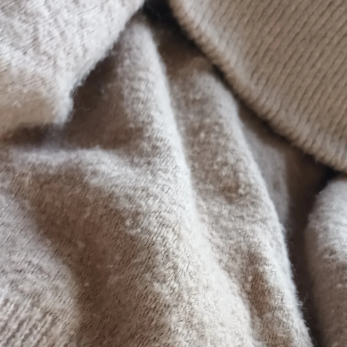 Beige offshoulder tröja - 3