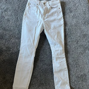 Vita skinny jeans från H&M, strl 38 - Snygga vita jeans från H&M i storlek 38. Säljer pga att jag inte har använt dom någon gång, väldigt bra skick! 