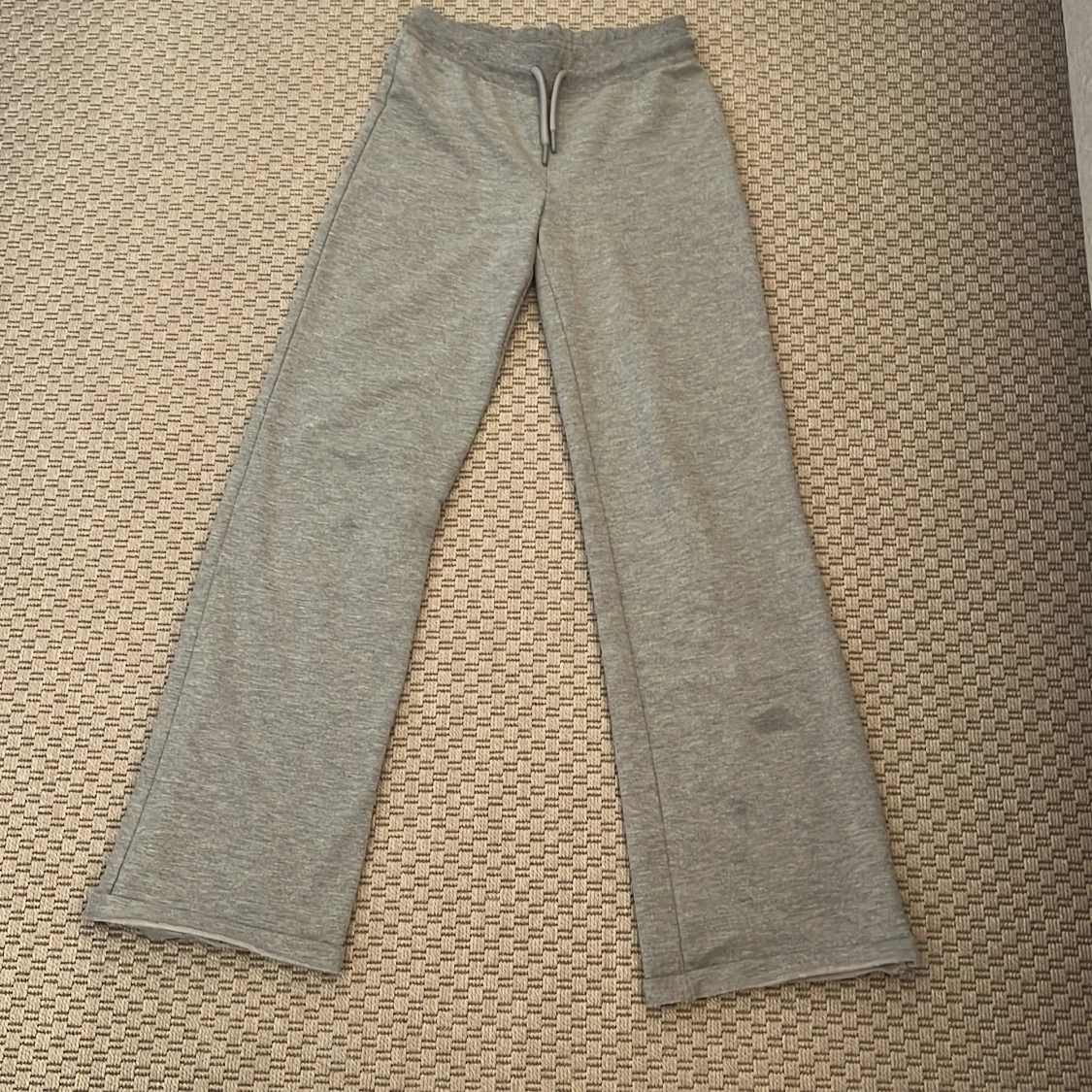 Grå mjukisbyxor med snörning