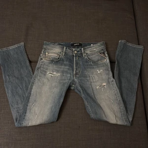Replay jeans blå slitna, W30 L32 - Säljer ett par snygga replay jeans straight/slim. Dem sitter bra på mig som är ungefär 178 cm lång. Vid funderingar eller frågor är det bara att skriva:) 